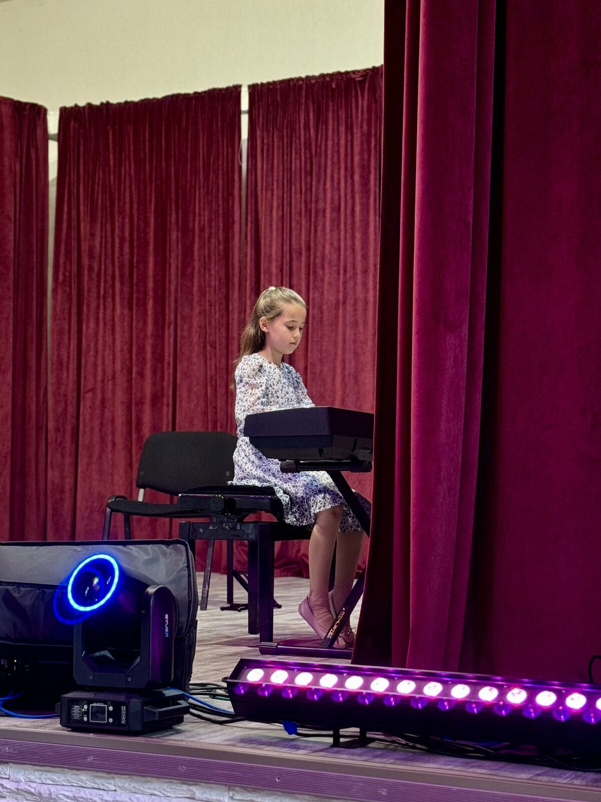 Moment de pe scenă la un concert al academiei 20